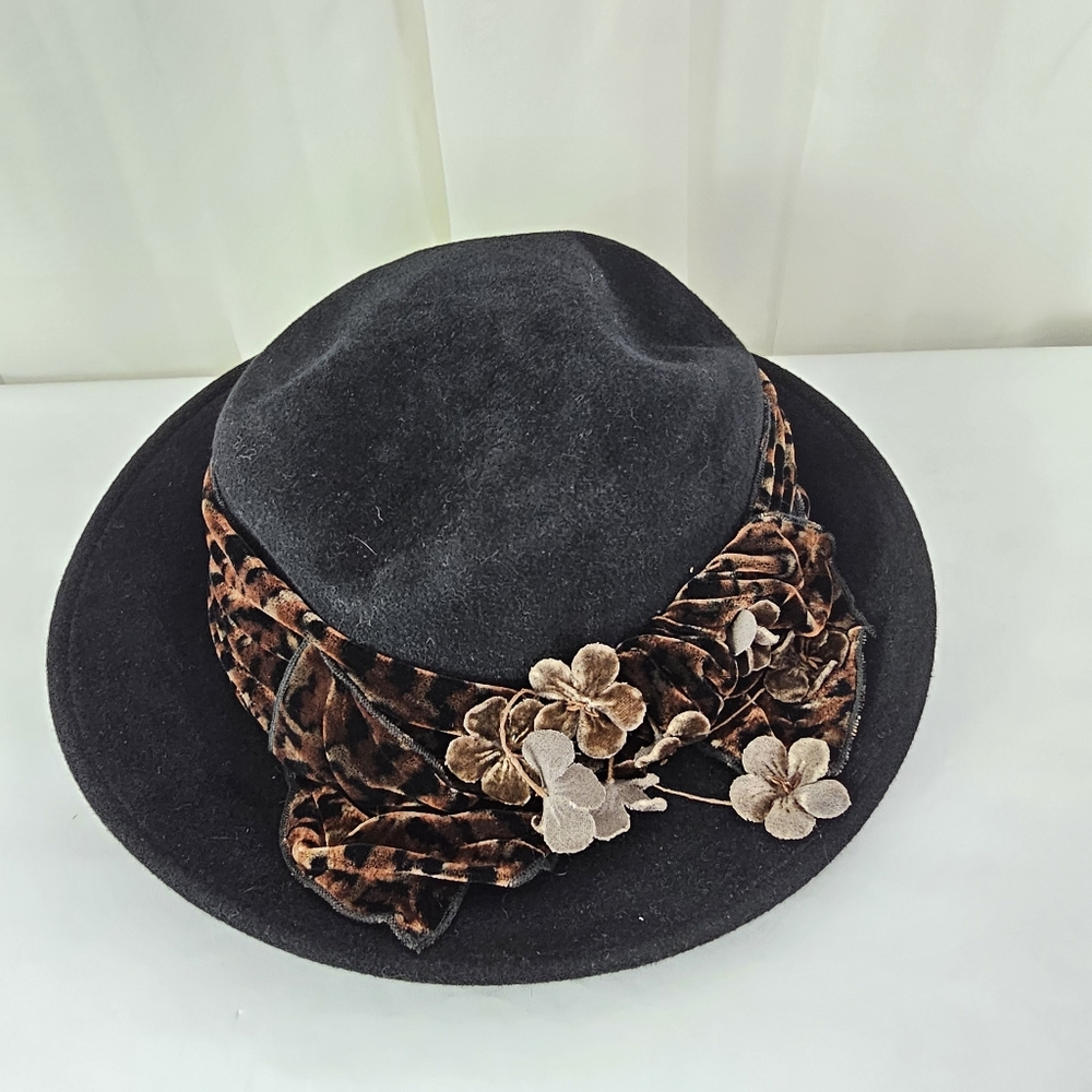 Vintage Louise Green Black Wool Felt Hat Leopard Velvet Floral Embellishment